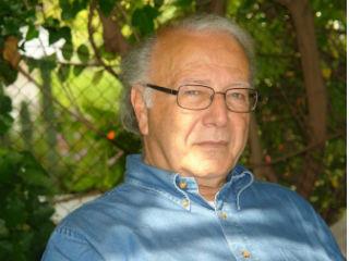 Εντυπωσιακό στο βιβλίο είναι και το κεφάλαιο που αφιερώνει ο συγγραφέας στην Πολιτική Καινοτομίας, την οποία θα έπρεπε να ασκεί ένα κράτος αν όντως θέλει να έχει ανάπτυξη, εισοδηματική άνοδο και νέες θέσεις εργασίας. Στο πλαίσιο αυτό, ο Νίκος Βερναρδάκης προτείνει την δημιουργία ενός Εθνικού Συστήματος Καινοτομίας (ΕΣΚ), στο οποίο θα υπάγονται ερευνητικά κέντρα, οργανισμοί έρευνας και ανάπτυξης, αλλά και επιχειρήσεις. Έτσι, το όλο πλέγμα μπορεί να γίνει ένα «οικοσύστημα» το οποίο θα γεννά, θα διαχέει και θα εμπορευματοποιεί την καινοτομία. Την ίδια στιγμή, ο παραγωγικός τομέας του «οικοσυστήματος» θα μπορούσε να γίνει διεθνώς ανταγωνιστικός και να αντιμετωπίζει κινδύνους που ελλοχεύουν στην διαδικασία της παγκοσμιοποίησης. Ασφαλώς δε, όσο αποτελεσματικότερο θα μπορεί να είναι αυτό το «οικοσύστημα», τόσο περισσότερα κέρδη θα έχει, ικανά να το συντηρούν και να τού επιτρέπουν να αξιοποιεί ευκαιρίες που παρουσιάζονται.